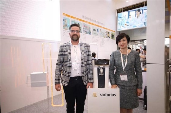 盧莉瓊女士、Frank先生與新品arium® mini essential超純水系統(tǒng)合影。