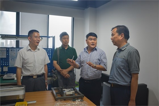 李奇向工商聯(lián)領(lǐng)導匯報了企業(yè)的成長經(jīng)歷和發(fā)展藍圖