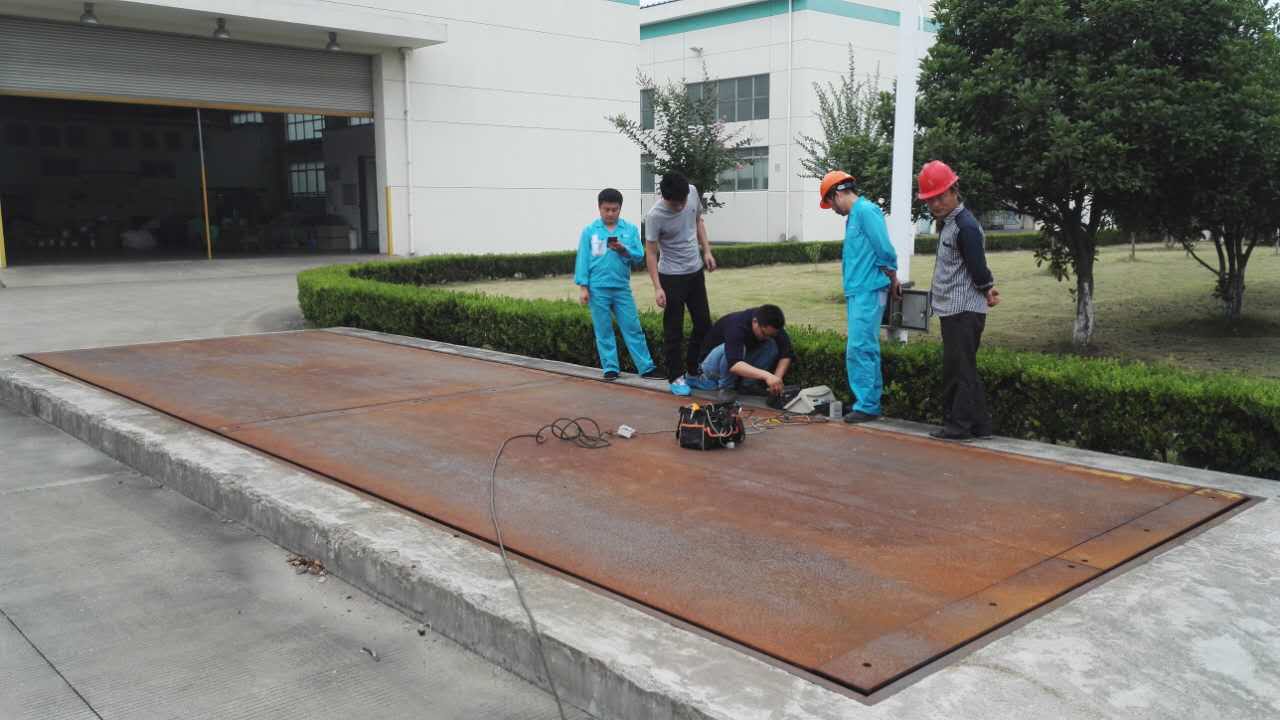 汽車(chē)地磅維修現(xiàn)場(chǎng)