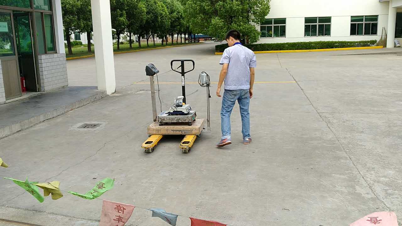 叉車(chē)電子秤維修送貨現(xiàn)場(chǎng)